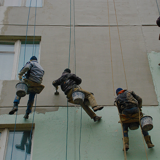 Aplicación de pintura en fachada a gran altura