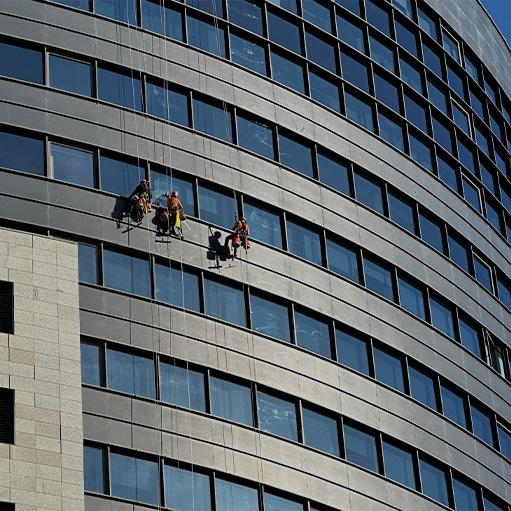 Limpieza de vidrios en edificio alto